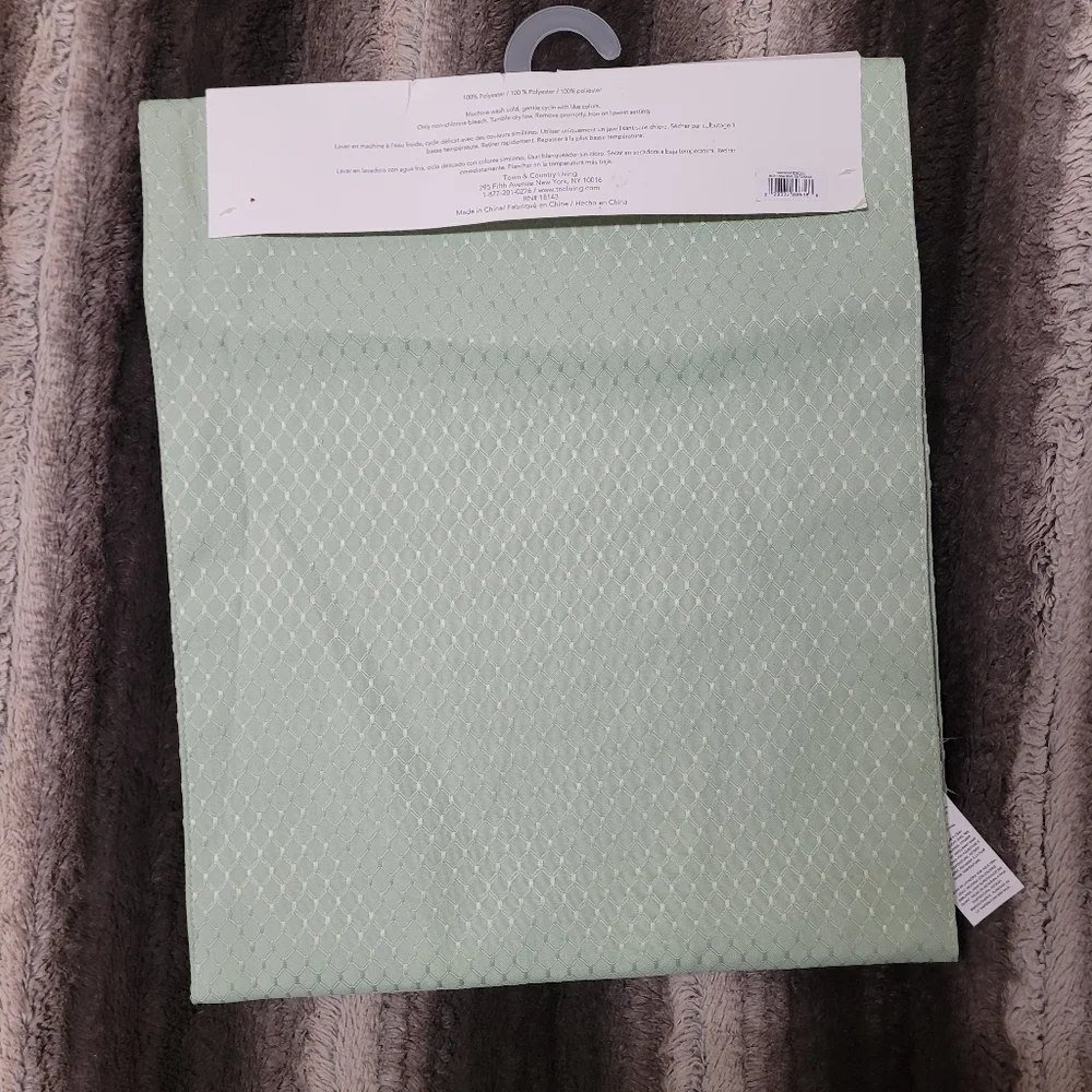 Town and Country Living table runner NWT size 15